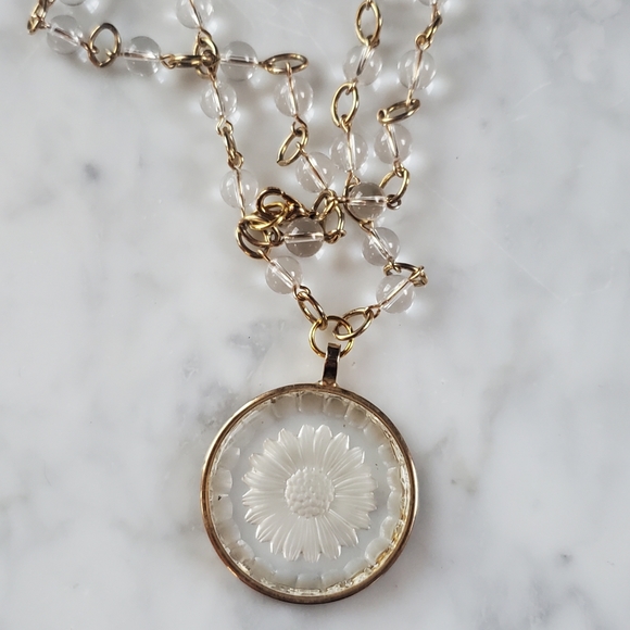 Vintage etched glass flower pendant necklace - Picture 6 of 7